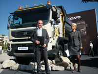 Стотици подкараха „виртуално” новия Volvo FMX на премиерата му у нас