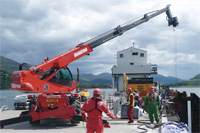 Ротационен телескопичен повдигач на Manitou за пристанище